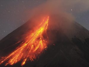 Endonezya’da Merapi Yanardağı patladı, başka yanardağlar da faaliyete geçti