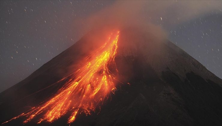 Endonezya’da Merapi Yanardağı patladı, başka yanardağlar da faaliyete geçti