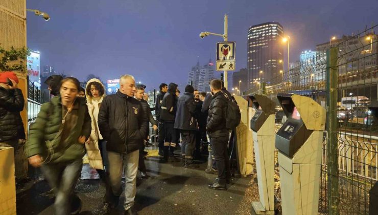 Gayrettepe Metro Zorlu Center alt geçitte yürüyen merdivene sıkışan işçi hayatını kaybetti