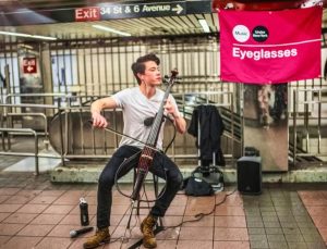 New York’da metro müzisyenine performansı sırasında saldırı
