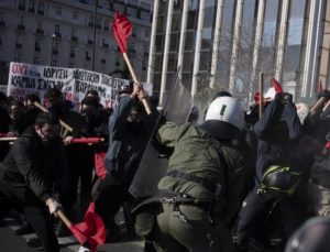 Yunanistan’da özel üniversitelerin yasallaştırılması protesto edildi