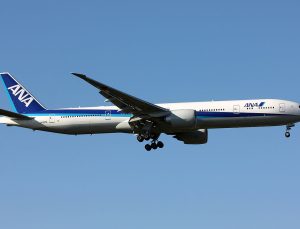 Japonya’da yolcu uçakları havalimanında çarpıştı