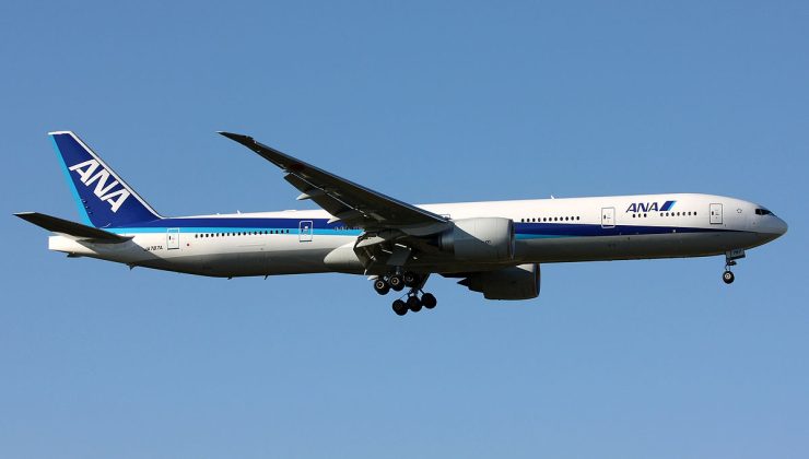 Japonya’da yolcu uçakları havalimanında çarpıştı