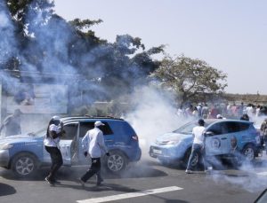 Senegal’de seçimler ertelendi, sokaklar karıştı