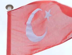 Altay Bayındır için Old Trafford’da Türk bayrağını dalgalandırıldı