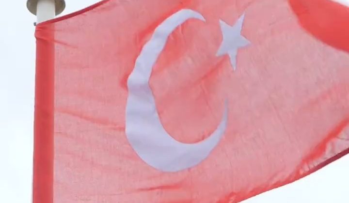Altay Bayındır için Old Trafford’da Türk bayrağını dalgalandırıldı