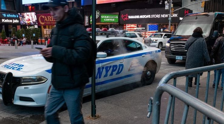 New York’ta bir göçmen grubu, polislere saldırdı