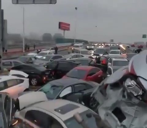 Çin’de zincirleme trafik kazası: 100’ü aşkın araç birbirine girdi