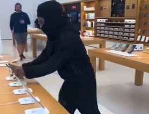 Maskeli hırsız Apple Store’dan düzinelerce iPhone çaldı