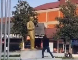Atatürk heykeline balyozla saldıran zanlı tutuklandı
