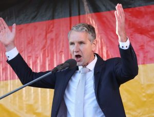 Almanya’da aşırı sağcı politikacı Nazi sloganı iddiasıyla yargılanacak