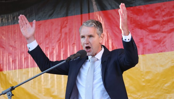 Almanya’da aşırı sağcı politikacı Nazi sloganı iddiasıyla yargılanacak