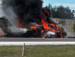 ABD’de otoyola uçak düştü: 2 kişi hayatını kaybetti