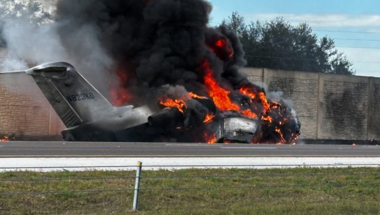 ABD’de otoyola uçak düştü: 2 kişi hayatını kaybetti