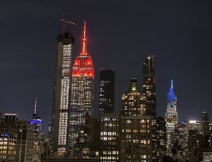 Empire State’e “Ejderha Yılı” aydınlatması