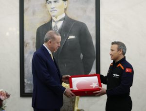 Erdoğan, Alper Gezeravcı’yı kabul etti! Dikkat çeken anlar