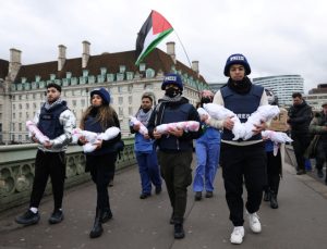 İngiltere’de Gazze’de öldürülenler için sessiz yürüyüş düzenlendi