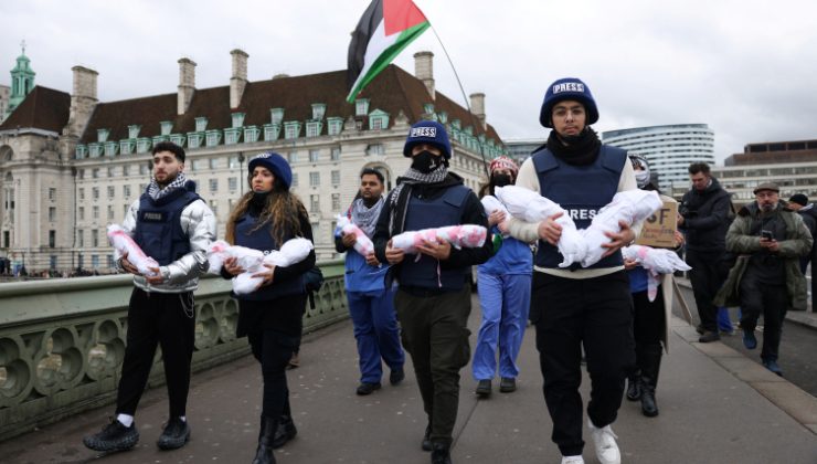 İngiltere’de Gazze’de öldürülenler için sessiz yürüyüş düzenlendi