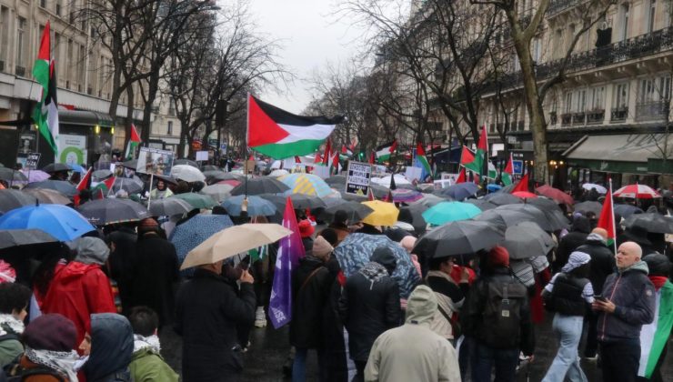 Parisliler yağmurun altında Gazze için yürüdü