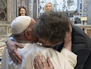 Yahudi olacağım diyen Arjantin lideri fikir değiştirdi, Papa’ya sarıldı