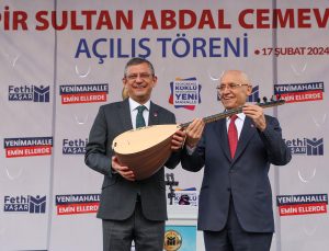 CHP lideri Özel kendisine hediye edilen sazı öptü