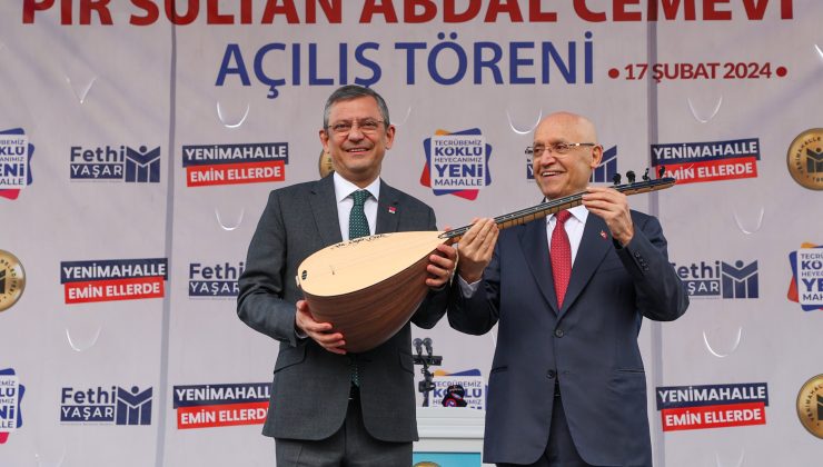 CHP lideri Özel kendisine hediye edilen sazı öptü