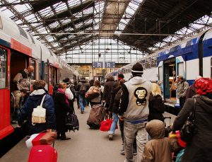 Paris’te tren istasyonunda bıçaklı saldırı paniği