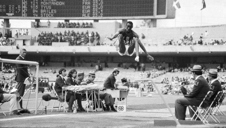 1968 Olimpiyatları’nda uzun atlama rekoru kıran Bob Beamon’ın altın madalyası 441 bin dolara satıldı
