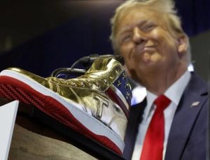 Trump, ayakkabı satışına başladı