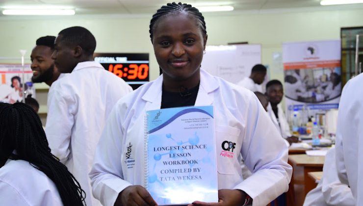Kenya’da kesintisiz 62 saatten fazla ders veren fen bilimleri öğretmeni dünya rekoru kırdı
