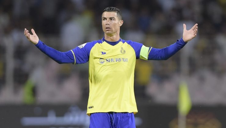 Messi tezahüratları Ronaldo’yu sinirlendirdi: Hıncını sahaya fırlatılan atkıdan çıkardı