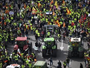 İspanyol çiftçiler, Madrid’de traktörleriyle yolları kapattı