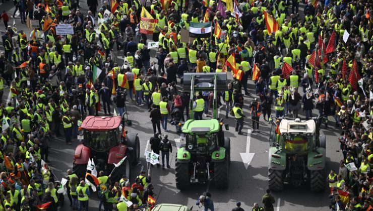 İspanyol çiftçiler, Madrid’de traktörleriyle yolları kapattı