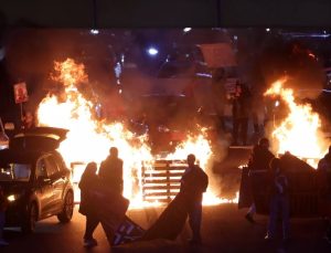Tel Aviv’de Netanyahu’ya karşı büyük protesto: Ateş yakarak otoyolu kapattılar