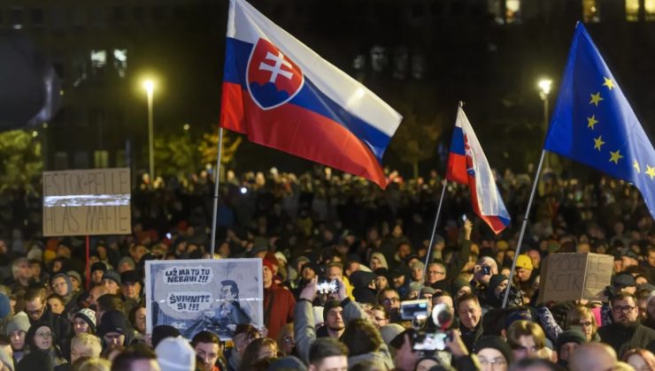 Slovakya’da binlerce kişi yeni hükümetin ‘yolsuzluk’ planını protesto etti