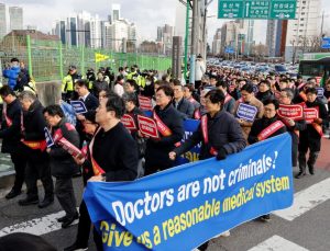 Güney Kore’de doktorların grev krizi büyüyor: Bir kadın, hastane kapalı olduğu için öldü
