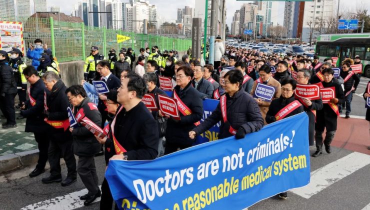 Güney Kore’de doktorların grev krizi büyüyor: Bir kadın, hastane kapalı olduğu için öldü