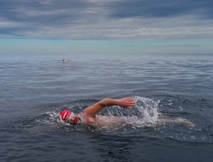 Türk sporcu Murat Öz de Cook Strait’i yüzerek geçti 