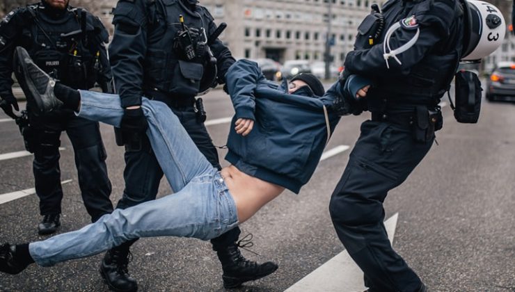 Almanya’da iklim aktivistlerine polis müdahalesi