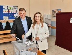 CHP İzmir Adayı Cemil  Tugay eşiyle birlikte oy kullandı