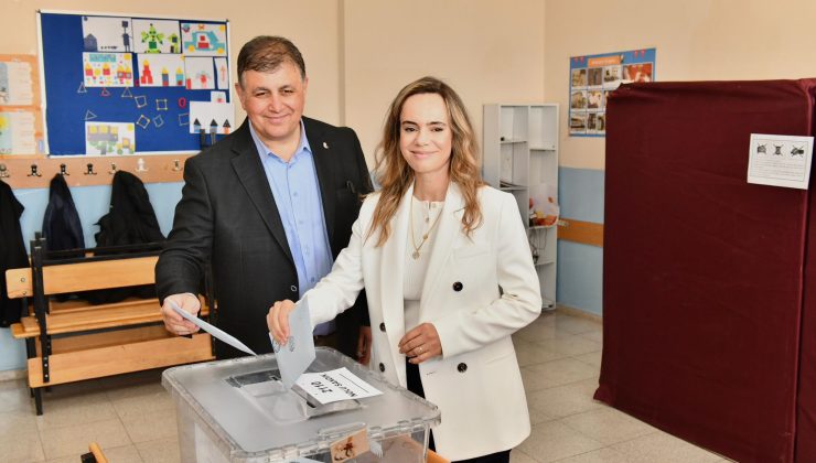 CHP İzmir Adayı Cemil  Tugay eşiyle birlikte oy kullandı