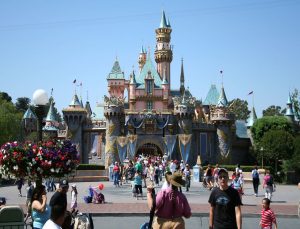 Disneyland otobüsünde, küçük kıza cinsel organını gösteren adama cezayı kızın babası kesti