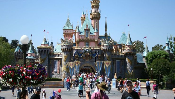 Disneyland otobüsünde, küçük kıza cinsel organını gösteren adama cezayı kızın babası kesti