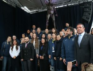 Eda Erdem Dündar’ın heykeli açıldı, Türkiye Voleybol Federasyonu Başkanı’nın gafı olay oldu