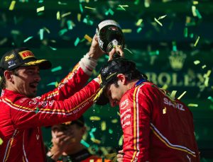 Sainz’den tarihi başarı ! Ferrari duble yaptı