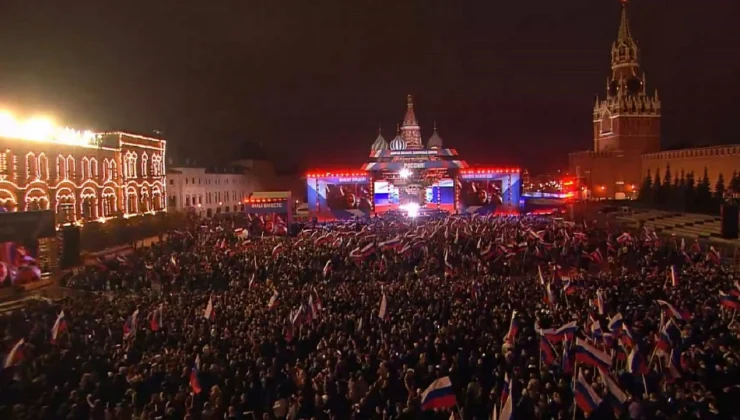 Putin’in konuşması için Ruslar Kızıl Meydan’da toplandı