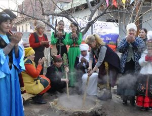 Kırgızistan’da Nevruz arefesinde “sümölök” tatlısı pişirilmeye başlandı