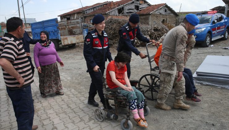 Depremin ardından evine giremeyen ve engelli çocukları bulunan kişinin çadırını komando kurdu