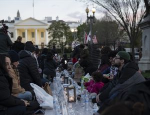 Amerikalı Müslümanlar “Gazze ile dayanışma” iftarını Beyaz Saray önünde yaptı