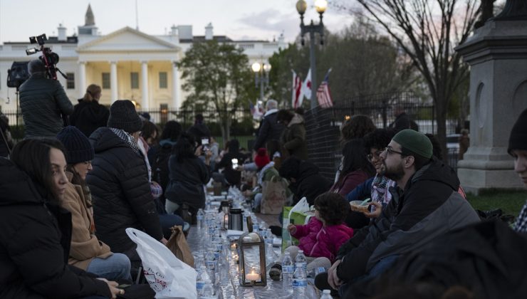 Amerikalı Müslümanlar “Gazze ile dayanışma” iftarını Beyaz Saray önünde yaptı